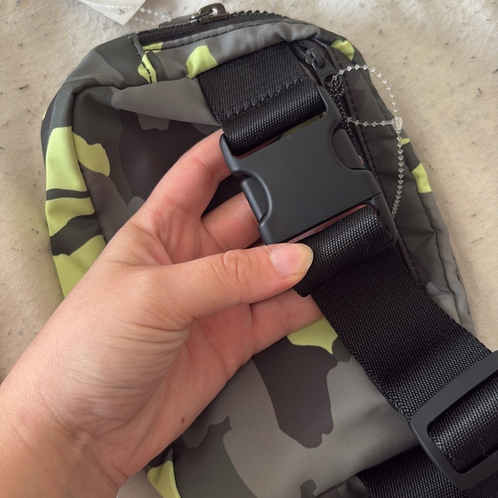 Lululemon Original Neon Green Camo Everywhere Belt bag Rare Color - Picture 8 of 8